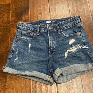 Old navy ripped jeans. Women’s size 6. Used in like new condition.